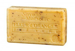 Naturalne, francuskie mydło marsylskie Le Chatel 1802 o zapachu zielonej herbaty i pomarańczy z dodatkiem liści zielonej herbaty