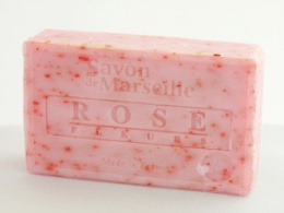 Naturalne, francuskie mydło marsylskie Le Chatelard 1802 o zapachu róży z dodatkiem płatków róży i olejku ze słodkich migdałów